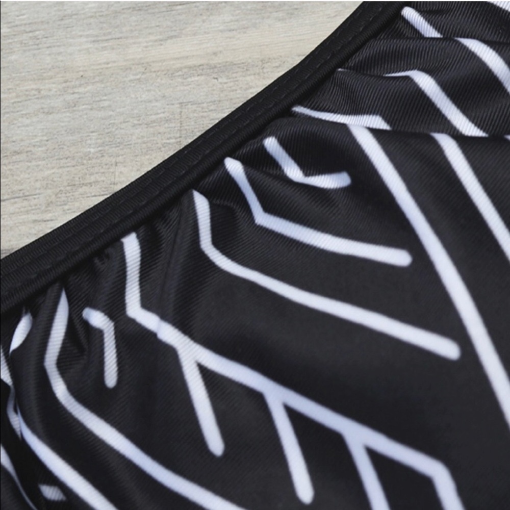 LEELAND🌴 one piece ruffle swimsuit black white - Picture 4 of 4